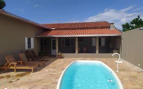 Casa acolhedora, bem aconchegante com piscina.